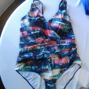 NWOT ladies swimsuit